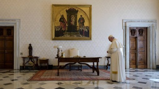Covid-19: Papa reza pelos jornalistas, que ajudam a suportar o isolamento