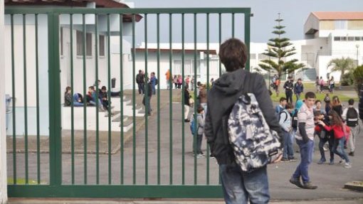 Covid-19: Associação de pais quer angariar computadores para alunos açorianos