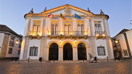 Covid-19: Faro anuncia medidas para mitigar surto e impacto social e económico