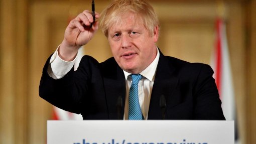 Covid-19: Governo britânico recruta setor privado para multiplicar testes