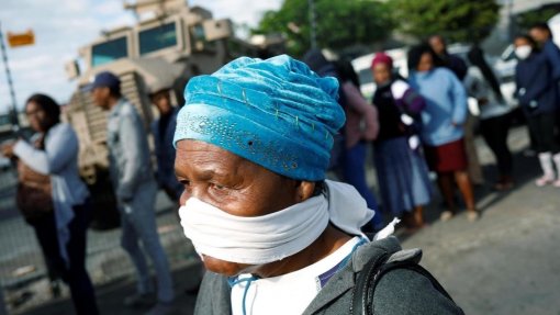 Covid-19: Moçambique limita transportes, mercados e encerra estabelecimentos de diversão