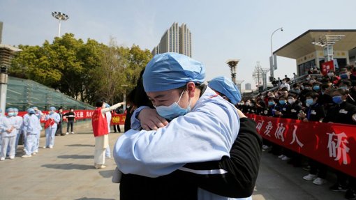 Covid-19: China faz dia de luto nacional pelos mais de 3.200 mortos