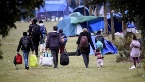 Covid-19: França retira migrantes de Calais para centros de confinamento