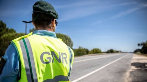 Covid-19: GNR fiscaliza e informa condutores na autoestrada A25 em Celorico da Beira