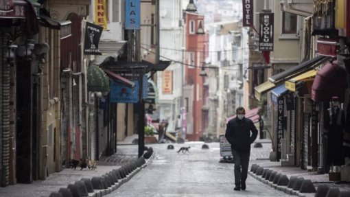 Covid-19: Turquia confina jovens com menos de 20 anos e isola cidades