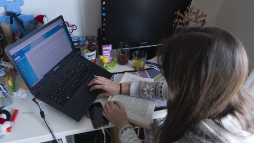 Covid-19: Tele-escola para alunos até ao terceiro ciclo sem data para começar - ministro