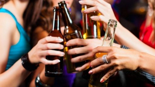 Covid-19: Pandemia alterou consumos de álcool e drogas para quase um terço de jovens