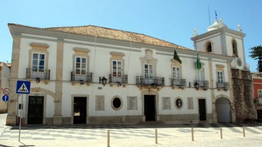Covid-19: Costureiras de Loulé confecionam vestuário de proteção para profissionais de saúde