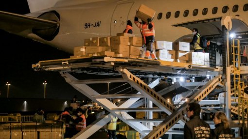 Covid-19: Avião fretado pelo Estado aterra em Lisboa com 20 toneladas de equipamento médico