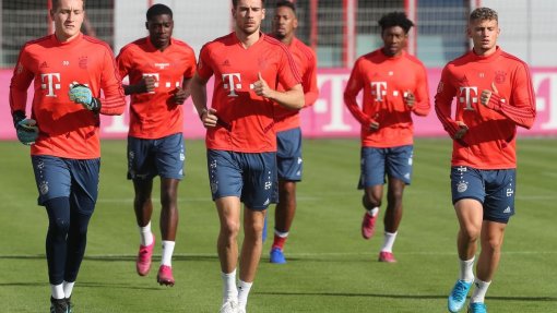 Covid-19: Bayern Munique regressou aos treinos na relva em pequenos grupos