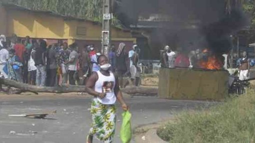 Covid-19: Multidão destrói centro na Costa do Marfim por medo de contágio