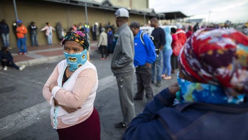 Covid-19: Máscaras de pano africano protegem do coronavírus e dão cor às ruas de Luanda