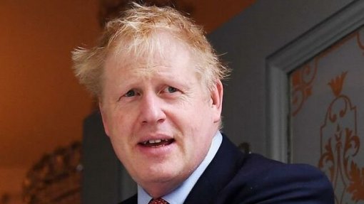 Covid-19: PM britânico Boris Johnson fez “pequenas caminhadas” no hospital