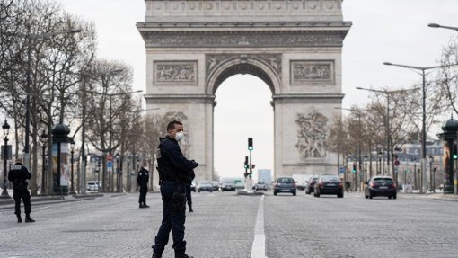 Covid-19: França regista 987 mortes nas últimas 24 horas incluindo uma criança
