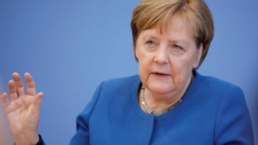 Covid-19: Merkel volta em força à política doméstica, mas com fim à vista