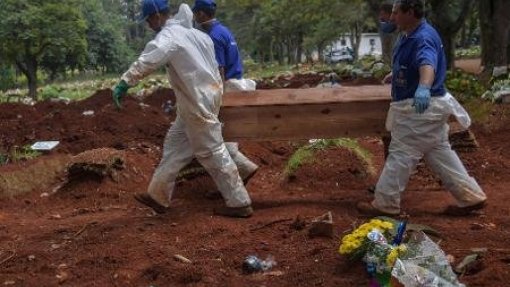 Covid-19: Centenas de corpos ficam em casa por falta de locais apropriados no Equador