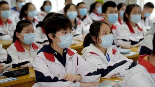 Covid-19: Escolas secundárias em Pequim reabrem no final de abril