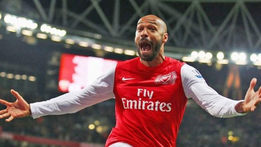 Covid-19: Camisola de Thierry Henry rende 18.000 euros ao serviço britânico de saúde