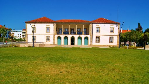 Covid-19: Câmara de Castelo Branco dá 120 mil euros às escolas para compra de computadores
