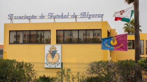 Covid-19: Associação de Futebol do Algarve entrega material aos hospitais da região