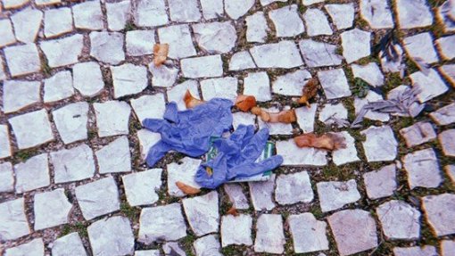 Covid-19: Luvas, máscaras e lenços sempre no lixo comum