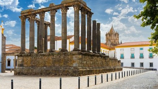 Covid-19: Évora lança &quot;Artes em casa&quot; com espetáculos pela Internet