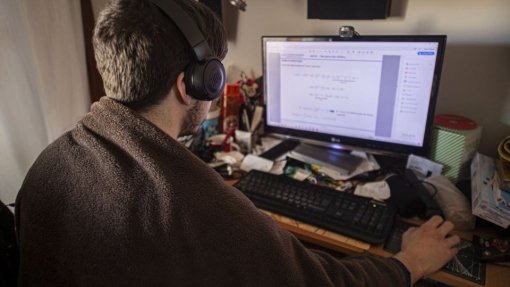 Covid-19: Pais de escolas de Loures lançam campanha para compra de computadores