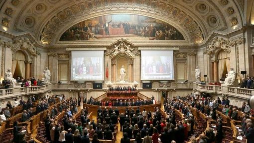 25 Abril: Sessão solene na AR com um terço dos deputados e “alguns convidados”