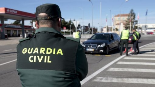 Covid-19: Polícia espanhola obriga autocarro a regressar a Portugal por excesso de passageiros