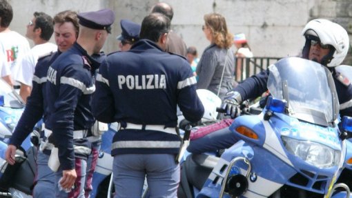 Covid-19: Polícia italiana apreende 400 mil máscaras de proteção sanitária