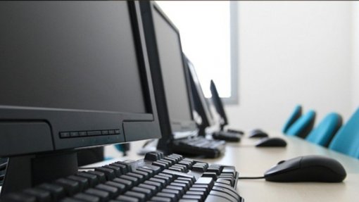Codiv-19: Paços de Ferreira atribui 230 mil euros às escolas para equipamento informático