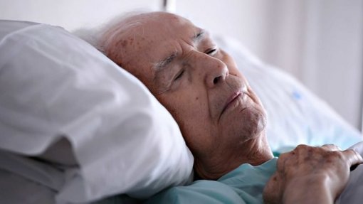 Covid-19: Relatório revela numerosas mortes em lares de idosos em Nova Iorque