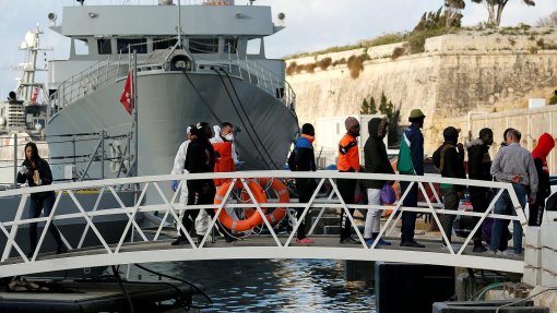Covid-19: Migrantes do &quot;Alan Kurdi&quot; transferidos para outro navio para quarentena de 15 dias