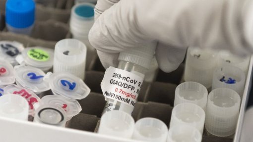 Covid-19: Alemanha vai avançar com ensaio clínico de vacina