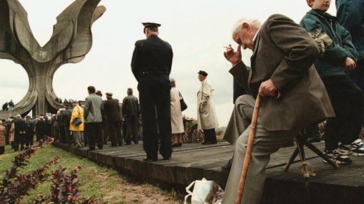 Sérvios, judeus e rons em homenagem a vítimas do campo de extermínio croata de Jasenovac