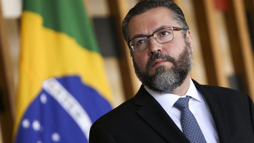 Covid-19: Ministro brasileiro diz que pandemia é usada para implantar o comunismo e ataca OMS