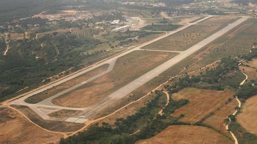 Covid-19: Um migrante ferido em desacato na base da Ota - Força Aérea