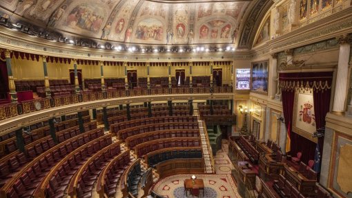 Covid-19: Parlamento espanhol autoriza prolongamento do estado de emergência até 09 de maio