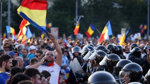 Covid-19: Responsável da polícia romena suspenso após agressões a grupo de etnia cigana