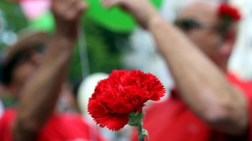 25 Abril: Sessão solene reduzida a menos de cem pessoas, mas com onze intervenções