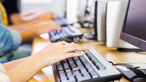 Covid-19: Felgueiras compra 150 computadores para ceder aos alunos no ensino à distância