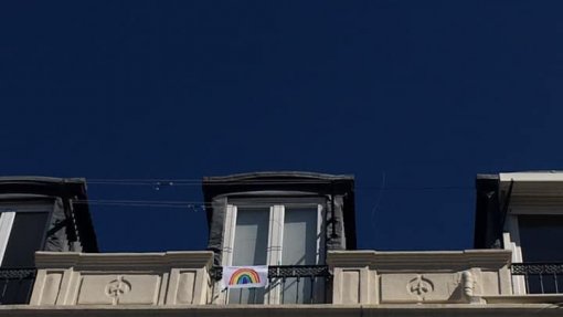 Vizinhos de Campolide cantam os parabéns a idosos isolados
