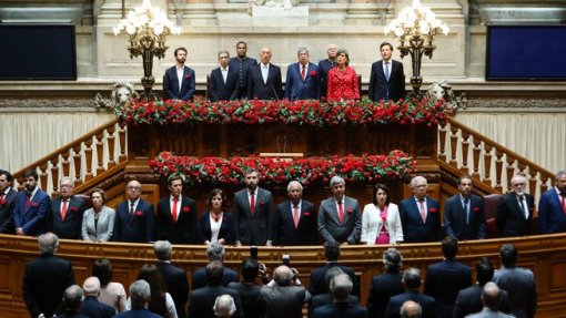 25 Abril: Vários cravos, muito vermelho e uma máscara no plenário da AR