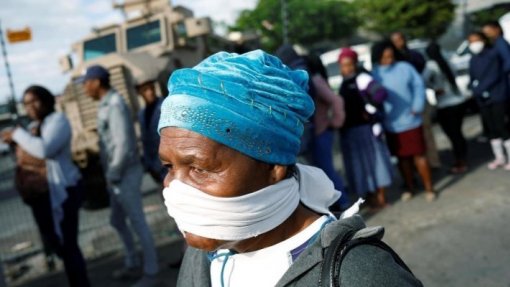 REPORTAGEM Covid-19: Mulheres juntam-se para distribuir máscaras nos mercados de Maputo