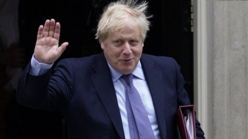 Covid-19: PM britânico pede “paciência” e mantém confinamento para evitar nova vaga