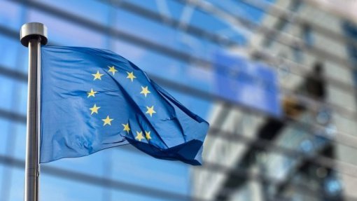 Covid-19: UE nega cedência a pressão chinesa em relatório sobre desinformação