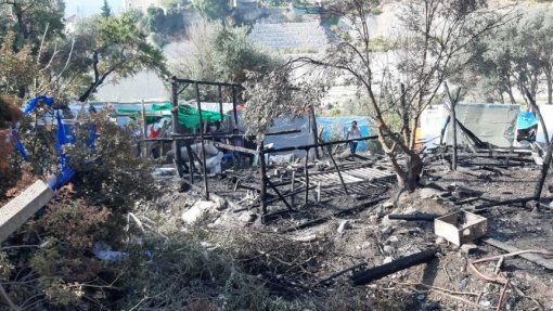 Migrações: Incêndio deixa cerca de 200 requerentes de asilo sem abrigo na Grécia