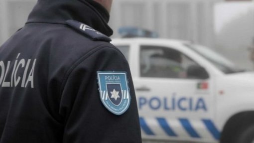 Homem encontra-se sob custódia policial após esfaquear polícia em Cascais