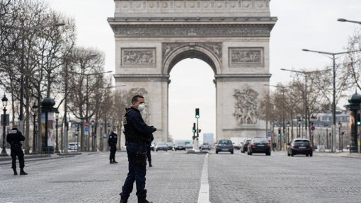 Covid-19: Reuniões de mais de 10 pessoas proibidas em França após fim da quarentena
