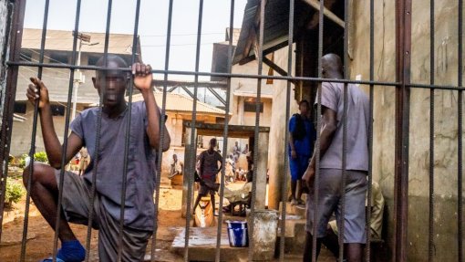 Covid-19: Guarda prisional morre num motim em prisão que detetou caso na Serra Leoa